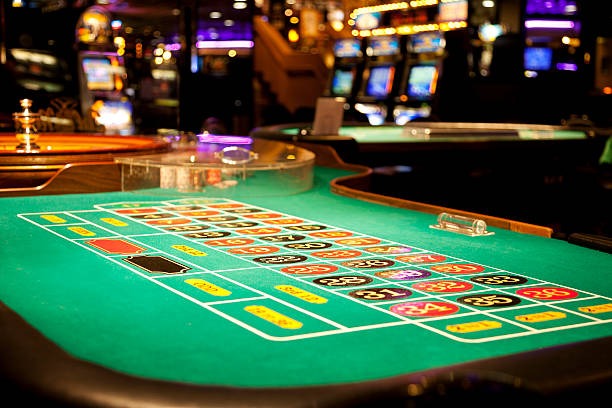 two-hundred-twenty-six live casino table with blackjack dealer and player action